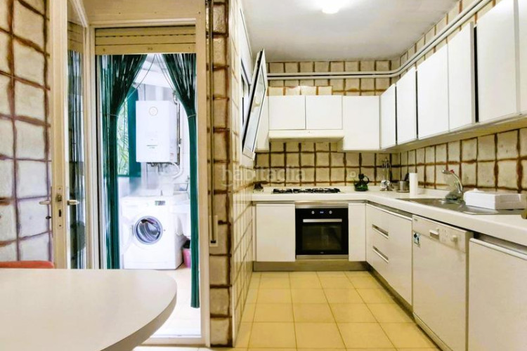 Piso de 137 m2 amb 4 hab i balco 10 m2 oest al carrer ireneu a 50 metres rambla en Terrassa