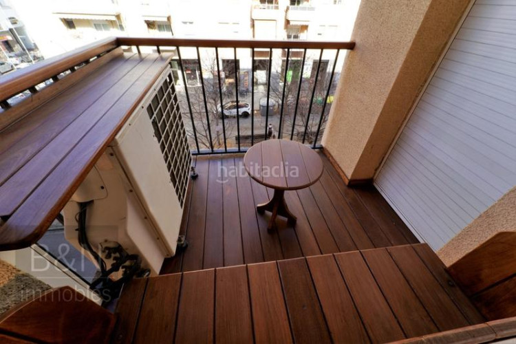 Piso una vivienda reformada, llena de luz natural, de estilo moderno y equipada con muebles hechos a medida! en Terrassa