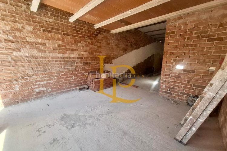 Casa  de pueblo independiente en construccion para acabar a tu gusto en Terrassa