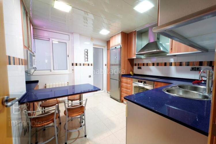 Piso una vivienda reformada, llena de luz natural, de estilo moderno y equipada con muebles hechos a medida! en Terrassa