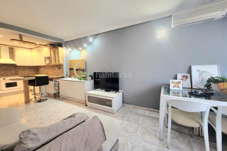 Piso con entrada independiente, terraza y parking en Terrassa