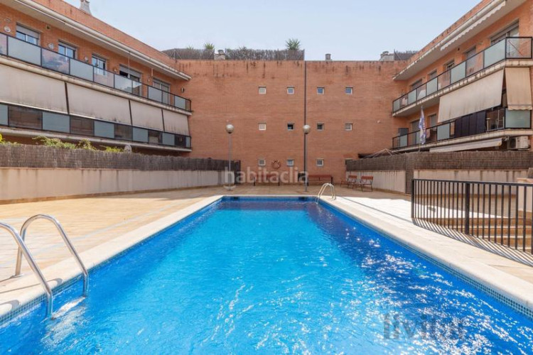 Piso en edison piso con piscina, parking y trastero en Terrassa