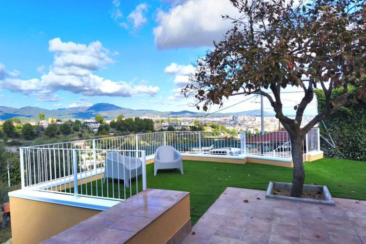 Casa acollidora casa a quatre vents situada en una zona privilegiada amb vistes espectaculars i a només 3 minuts . en Terrassa