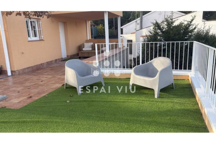 Casa adorable casita con jardín recién reformada. en Terrassa