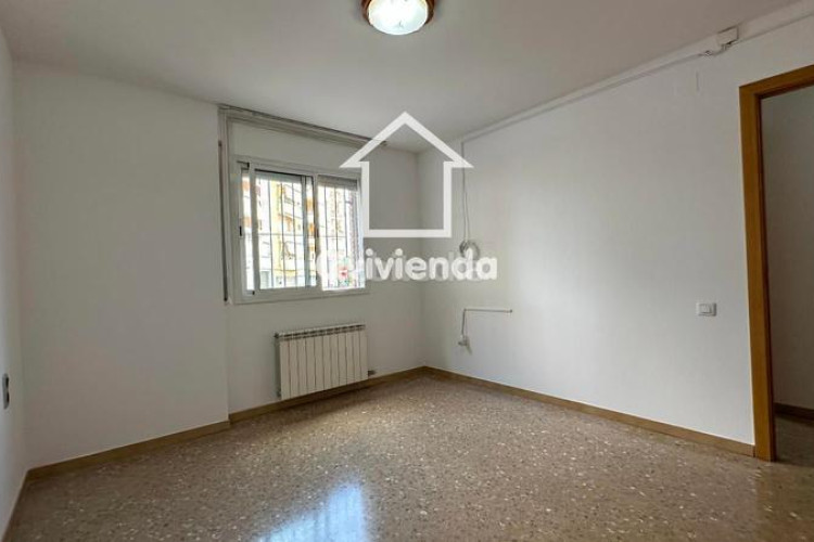 Piso  en planta baja de 3 habitaciones, todo exterior, La Cogullada en Terrassa