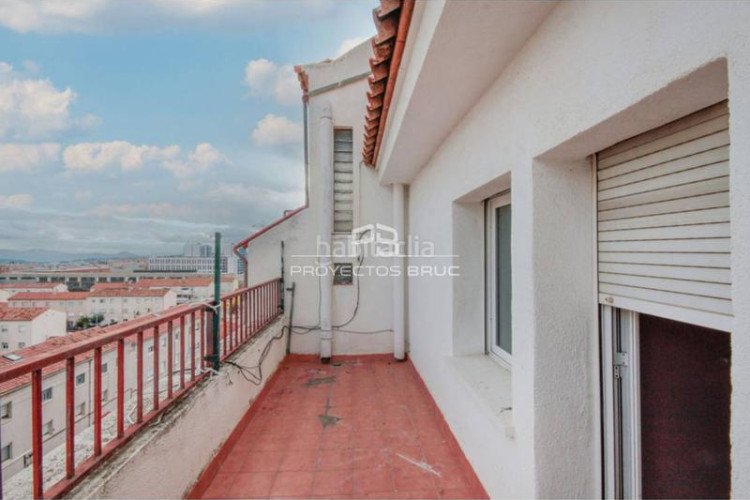 Piso ático con terraza con 5 habitaciones en can palet infórmese en Terrassa