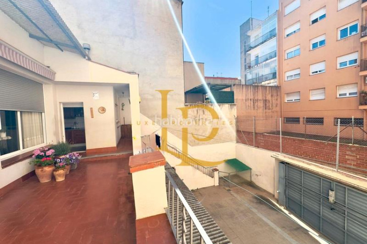 Casa adosada preciosa casa con terraza y garaje en una zona privilegiada en Terrassa
