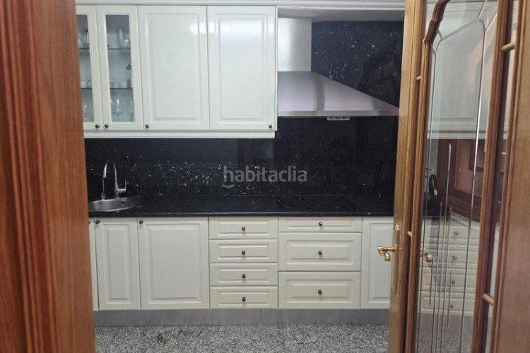 Chalet casa de 3 plantas con piscina y gran garajealmacén en Terrassa