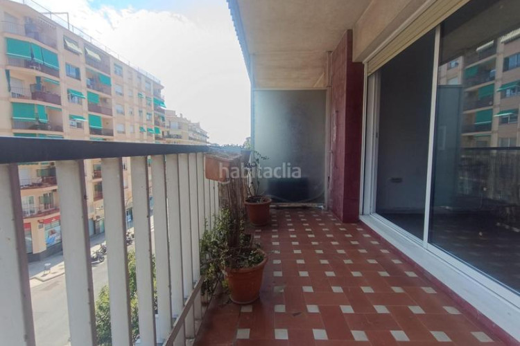 Piso  de 4 hab. con balcón exterior. muy amplio en Terrassa