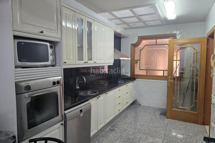 Chalet casa de 3 plantas con piscina y gran garajealmacén en Terrassa