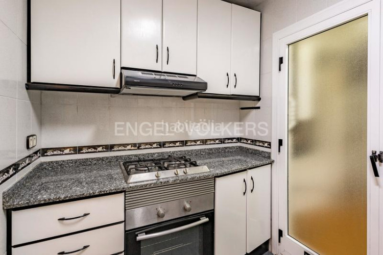 Apartamento oportunidad única! piso amplio de 99m construidos con 4 dormitorios y balcón en Terrassa