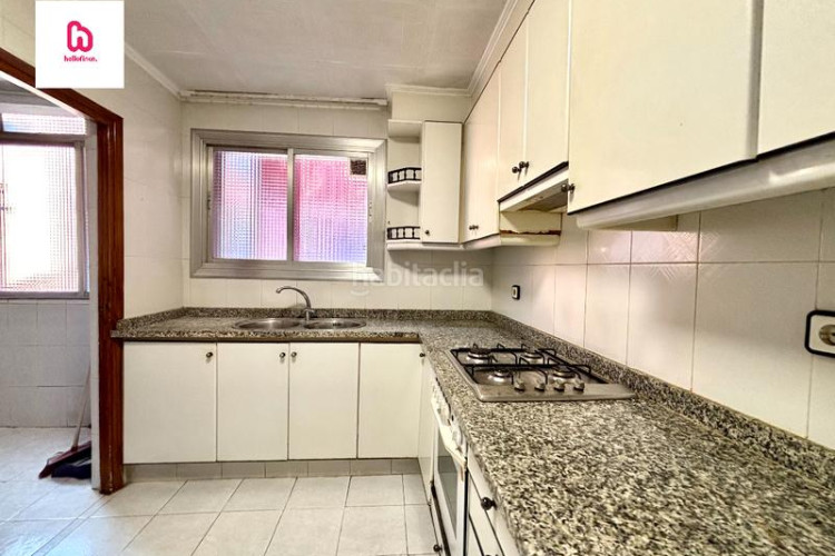 Piso  de 4 habitaciones con lavadero galería y balcón en Terrassa