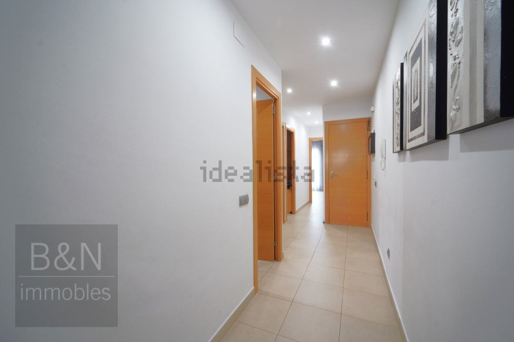 Un hogar reformado, con doble salida exterior y solo un vecino.