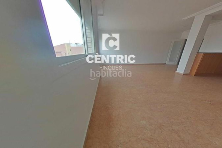 Piso amplio piso reformado con 4 habitaciones y ascensor ideal para familias o inversores! en Terrassa