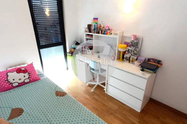 Piso bonito piso de 85 m2, 3 hab, 2 baños, galería, balcón, pk y zona comunitaria, en zona olímpica en Terrassa