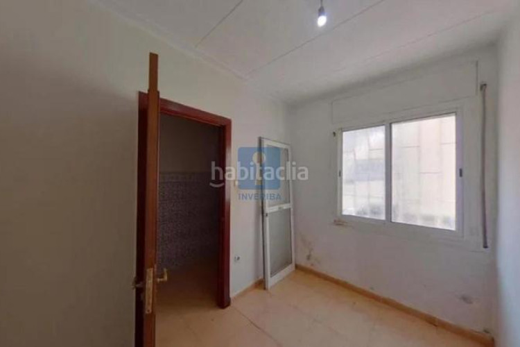 Piso inmueble ilegalmente okupado situado en la calle sant crispi 138, bajos 1, , barcelona en Terrassa