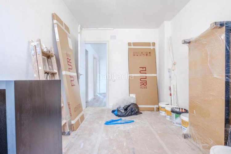 Piso zona de La Cogullada. a 4min a pie de rambla d'egara. luminoso piso de 3habs. + 1lav. reformado a estrenar en Terrassa