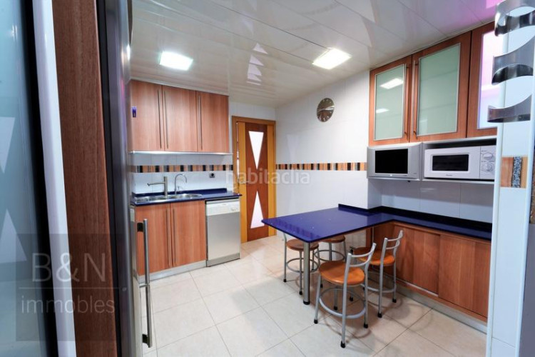 Piso una vivienda reformada, llena de luz natural, de estilo moderno y equipada con muebles hechos a medida! en Terrassa