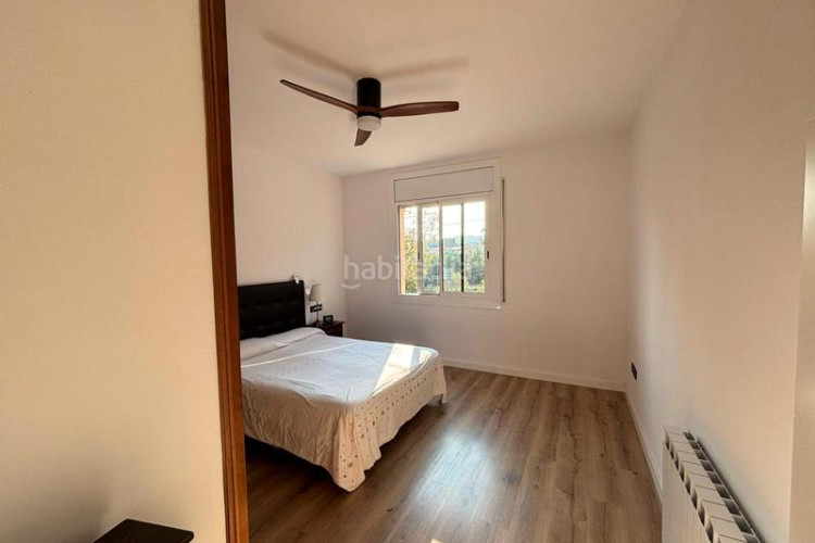 Casa adosada unifamiliar adosada, 4 habitaciones, gran garaje y terraza en Terrassa