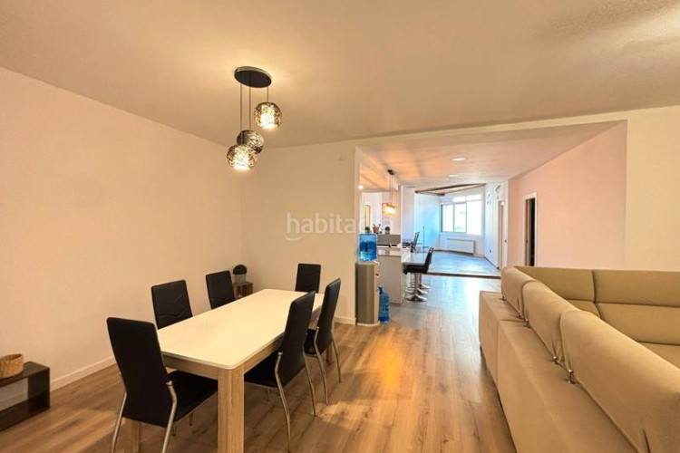 Casa adosada unifamiliar adosada, 4 habitaciones, gran garaje y terraza en Terrassa