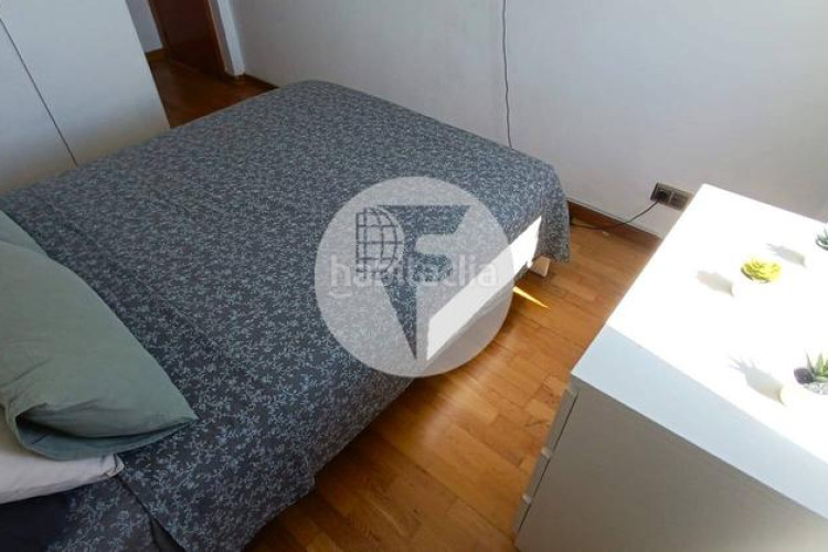 Piso bonito piso de 85 m2, 3 hab, 2 baños, galería, balcón, pk y zona comunitaria, en zona olímpica en Terrassa