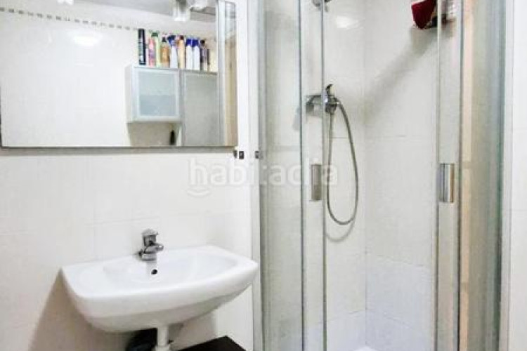 Estudio estudi seminou orientat a sud tocant el complex olímpic i la plaça de can roca en Terrassa