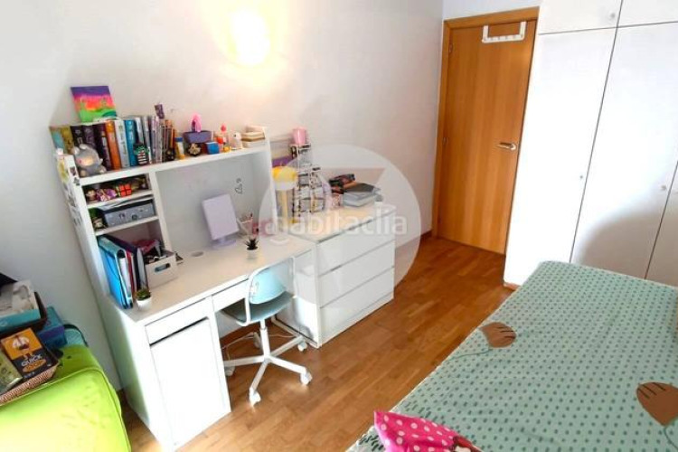Piso bonito piso de 85 m2, 3 hab, 2 baños, galería, balcón, pk y zona comunitaria, en zona olímpica en Terrassa