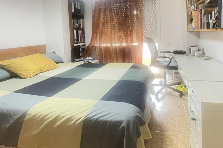 Plau00E7a del Mestre Serrat, Sant Pere