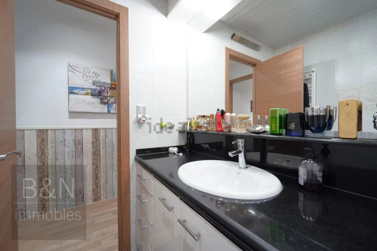 EN EL CENTRO DE TERRASSA CON TERRAZA DE 20 m² Y A UN PASO DEL PARC VALLPARADÍS