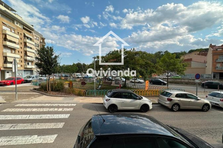 Piso  en planta baja de 3 habitaciones, todo exterior, La Cogullada en Terrassa