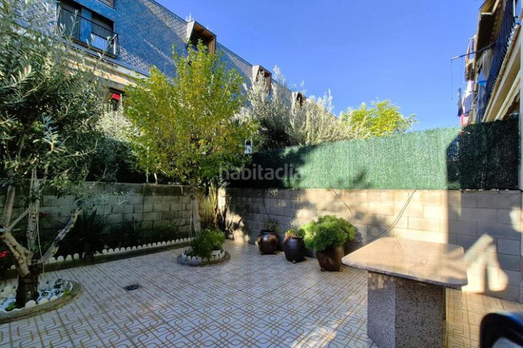 Casa magnifica casa unifamiliar de 230 m2 con 3 hab dobles y gran estudio 55 m2 en Terrassa