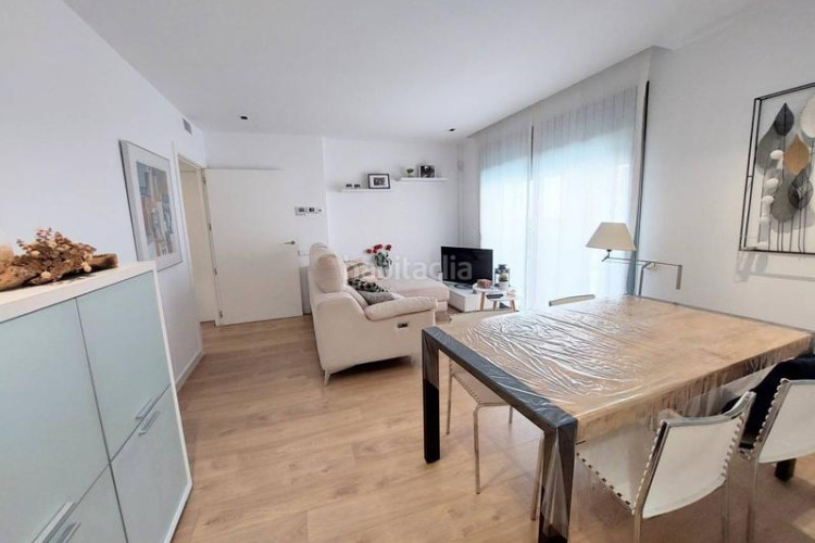 Piso  seminuevo junto a rambla, 3 habitaciones y pk opcional.. muy actual en Terrassa