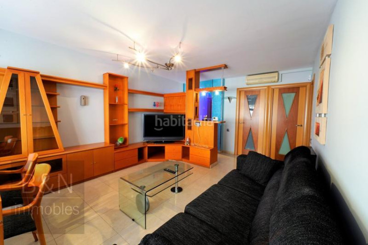 Piso una vivienda reformada, llena de luz natural, de estilo moderno y equipada con muebles hechos a medida! en Terrassa