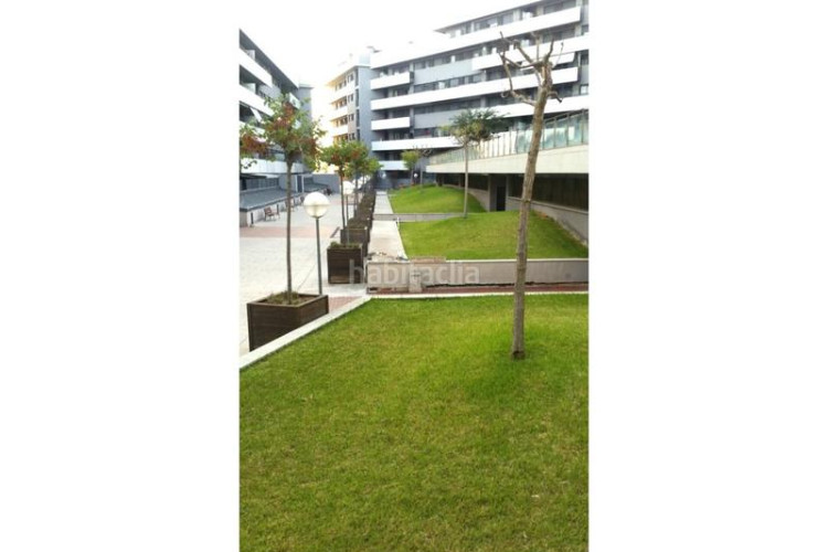 Piso fantastico piso de 2 habitaciones con pk trastero con piscina comunitaria en Terrassa