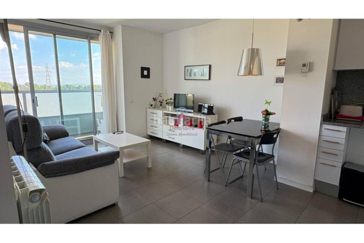 Piso  en venta con balcón a pie de comedor, parking y trastero, listo para entrar a vivir! en Terrassa