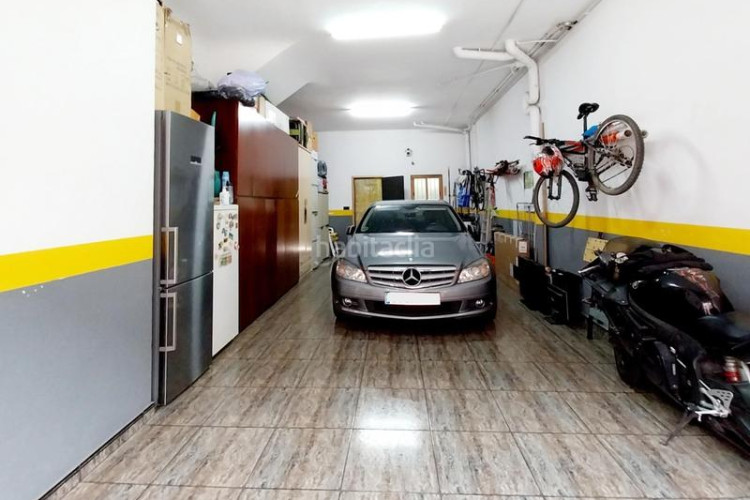 Casa adosada  con patio de 34m en la gripia, 3 hab. dobles estudio de 55m con fuego a tierra. amplio garaje en Terrassa