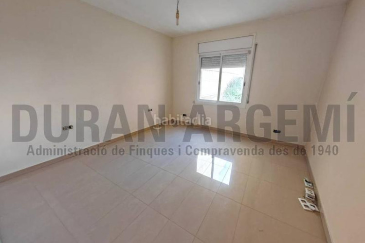 Casa  dos viviendas independientes en venta en la gripia les arenes en Terrassa
