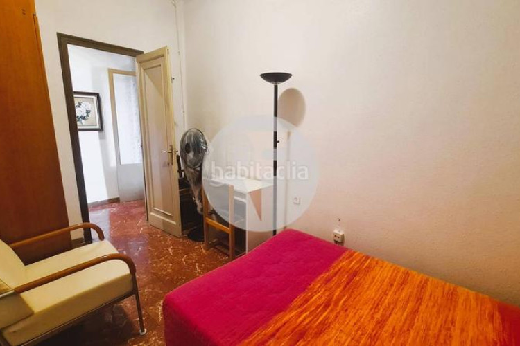 Piso descubre este piso funcional y con mucho potencial! en Terrassa