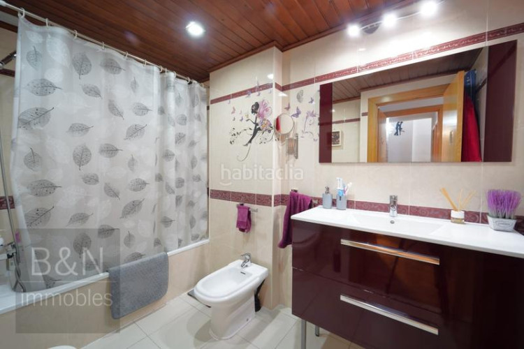 Dúplex tu hogar con alma espacio, confort, tres salidas al exterior y zona comunitaria con piscina y plaza de parking en Terrassa