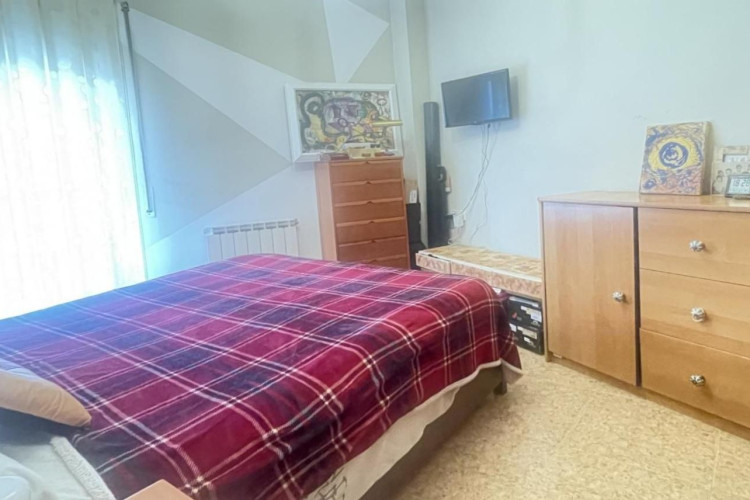 Plau00E7a del Mestre Serrat, Sant Pere