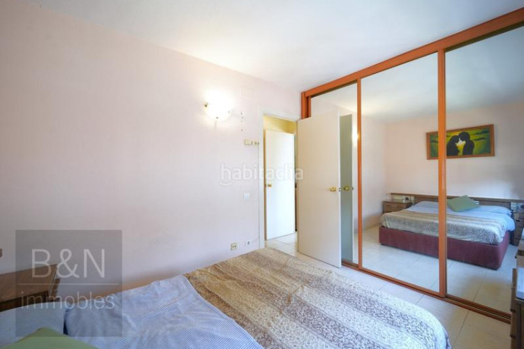 Piso un hogar de tres habitaciones, balcón, plaza de parking y trastero en Terrassa