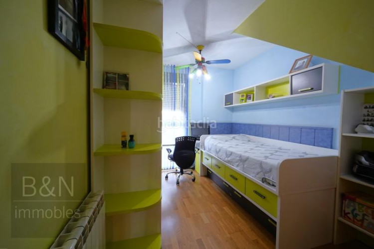 Dúplex tu hogar con alma espacio, confort, tres salidas al exterior y zona comunitaria con piscina y plaza de parking en Terrassa