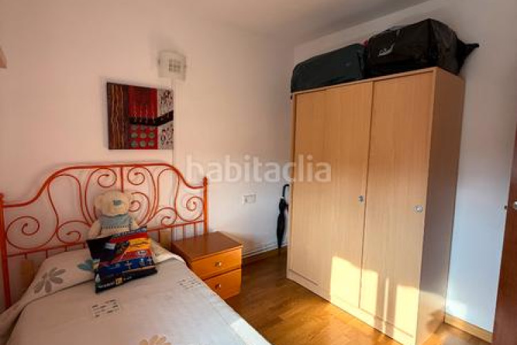 Piso zona de Ca n'Aurell. piso de 4habs. + 2lav. + balcón en angel sallent en Terrassa