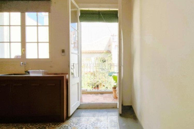 Casa de 190 m2 amb pati a la plaça del progres en Terrassa