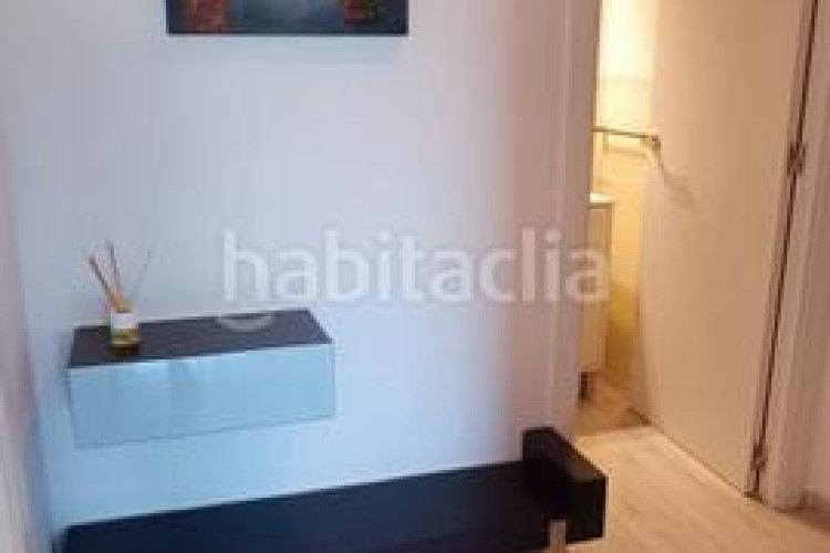 Piso  2 habitaciones con balcón junto estación est en Terrassa