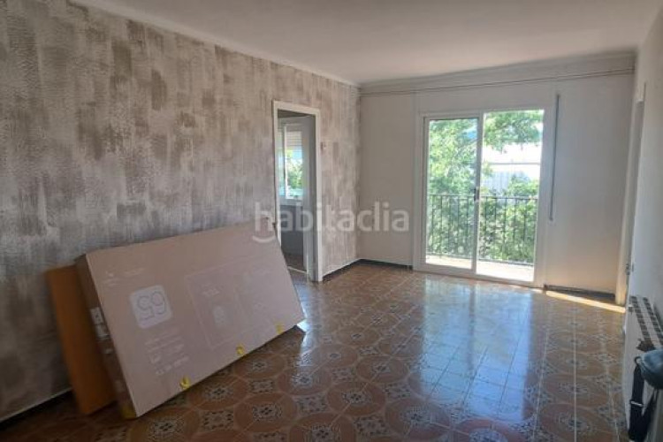 Piso  todo exterior con balcón y ascensor! en ca n anglada en Terrassa