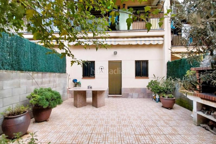 Casa adosada unifamiliar adosada, 4 habitaciones, gran patio en Terrassa
