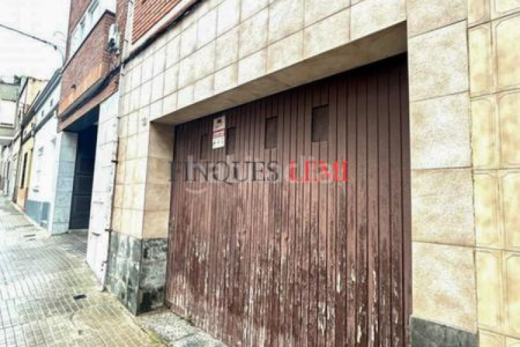 Casa adosada casa a reformar con potencial para 2 viviendas centro en Terrassa