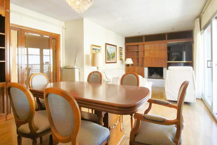 Piso de 137 m2 amb 4 hab i balco 10 m2 oest al carrer ireneu a 50 metres rambla en Terrassa