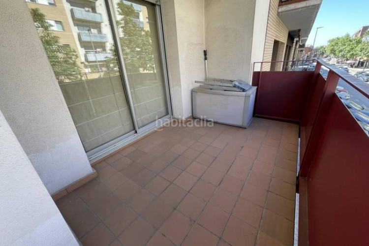 Piso zona gripia avenida madrid. piso de 3 habitaciones ext, muy luminoso. balcón, y plaza de parking. estado impecable. en Terrassa